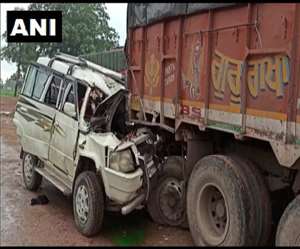 छत्तीसगढ़ में सड़क हादसा: एसयूवी कार और ट्रक की टक्कर, 4 लोगों की मौत और 5 हुए घायल