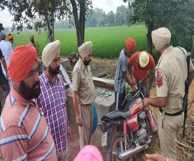 गुरदासपुर के गांव हरचोवाल के पास एक युवक की सरेराह हत्या कर दी गई।