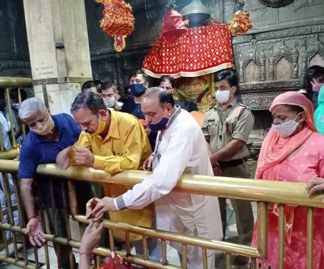 ज्वालामुखी मंदिर में आज श्रावण अष्टमी के नवरात्र का विधि पूर्वक पूजा अर्चना व कन्या पूजन के साथ शुभारंभ हुआ।