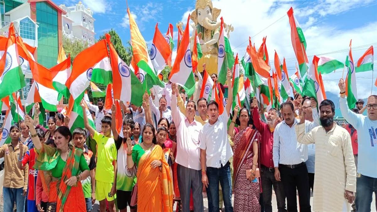भाजपा ने निकाली तिरंगा पदयात्रा, राष्ट्र प्रेम का दिया संदेश