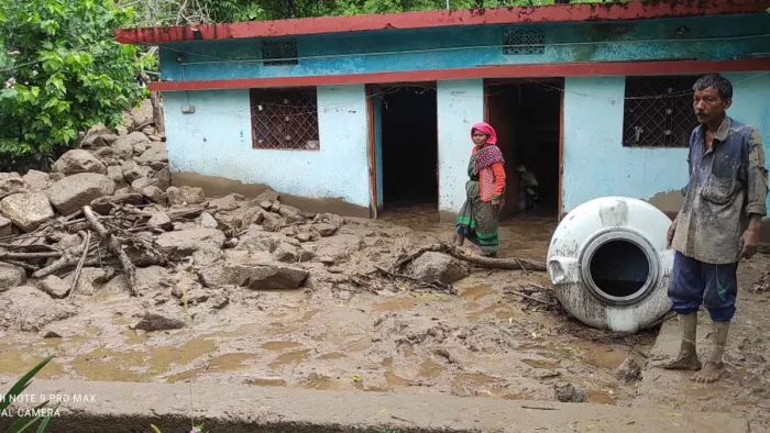 रुद्रप्रयाग के तल्लानागपुर क्षेत्र के छिनका गांव में अतिवृष्टि से आवसीय घरों में घुसा मलबा। जागरण