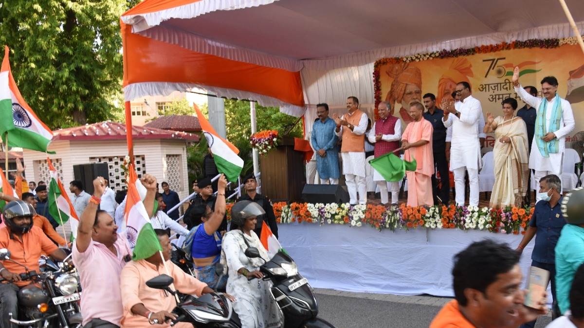 CM Yogi Adityanath ने तिरंगा बाइक यात्रा को हरी झंडी दिखाकर किया रवाना।