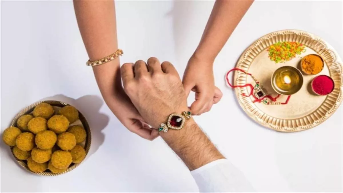 Raksha Bandhan Gift Ideas: इस रक्षाबंधन अपनी बहन को दें ये 10 शानदार गिफ्ट, आपके रिश्तो में आएगी मिठास
