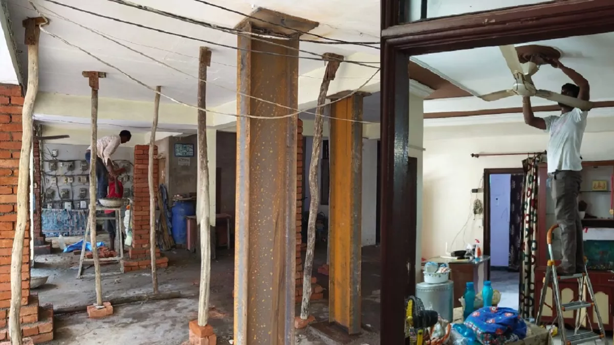 Kanpur Deep Vatika Apartment : पिलर धंसने से झुका अपार्टमेंट, जान जोखिम में डाल फ्लैट से गृहस्थी समेट रहे लोग