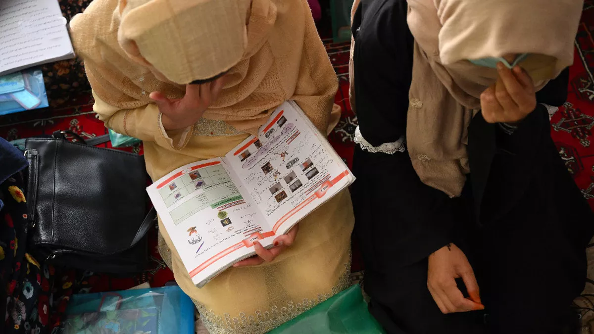 Inside Story: तालिबान के बनाए सख्‍त नियमों से छिपकर देश में चल रहे हैं कई सीक्रेट स्‍कूल, किचन में छिपाई जा रही हैं किताबें