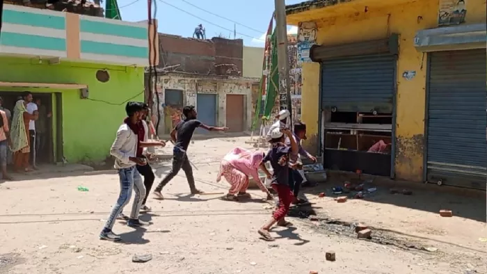 Stone pelting in Muharram procession: बवाल के दौरान दुकान में लूटपाट करते उपद्रवी। जागरण