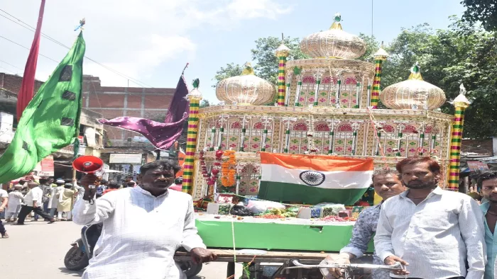 कानपुर में कर्बला के शहीदों की याद में निकले अलम के जुलूस।