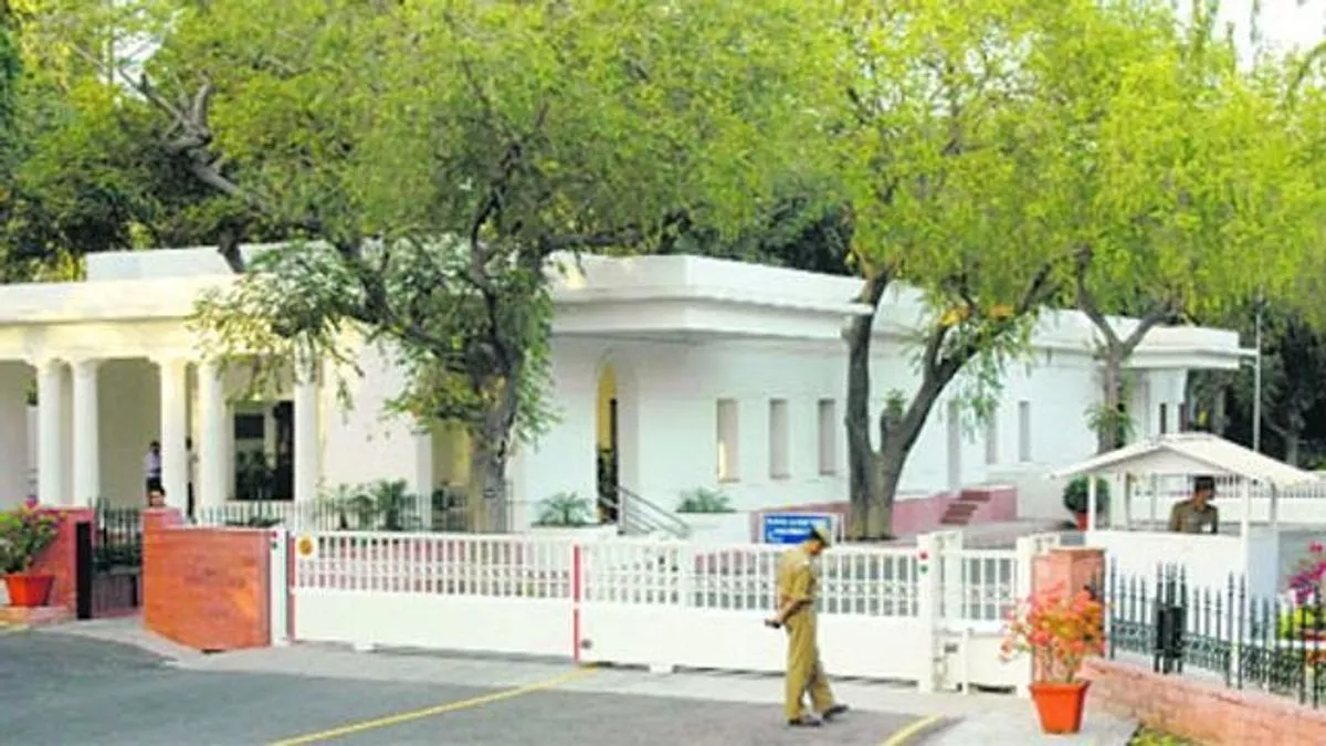 PM Narendra Modi: पीएम नरेन्द्र मोदी के आवास में दिखा अंजान पक्षी, सुरक्षा एजेंसियां हुई सतर्क 