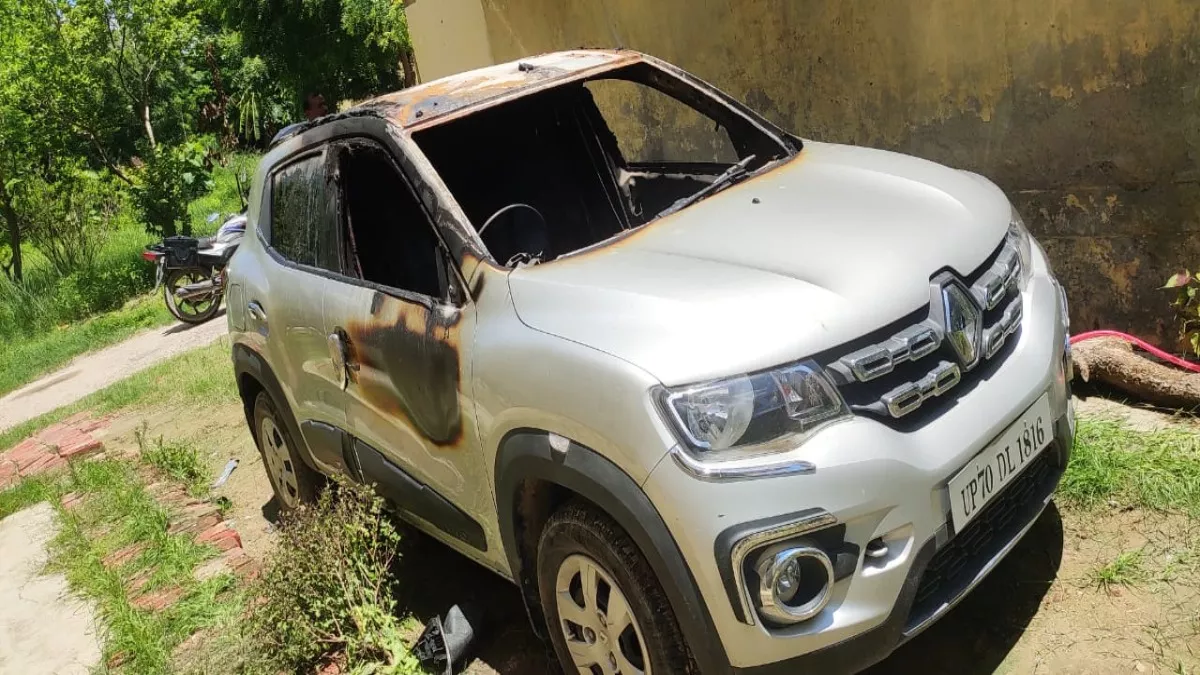 Raebareli News रायबरेली में लेखपाल के घर के बाहर खड़ी कार फूंकी पर्चे