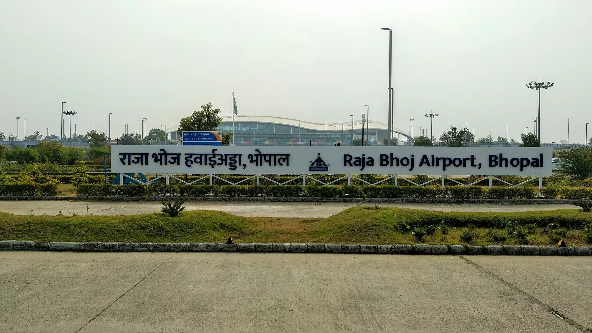 भोपाल से अमेरिका जा रहे यात्री का लैपटाप एयरपोर्ट पर छूटा, सीआइएसएफ ने दूसरे विमान से मुंबई पहुंचाया
