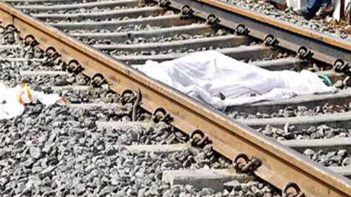 Chaibasa News: रेलवे स्टेशन पर नहीं रुकी ट्रेन तो छात्र ने लगा दी छलांग, अस्पताल ले जाते वक्त हुई मौत