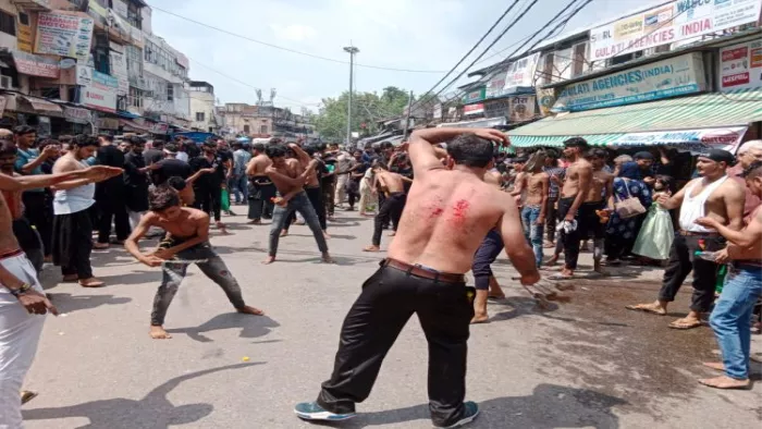 Delhi Muharram News:मुस्लिम समाज के लोगों ने मुहर्रम पर ताजिये निकालते हुए हजरत इमाम हुसैन की शहादत को किया याद।