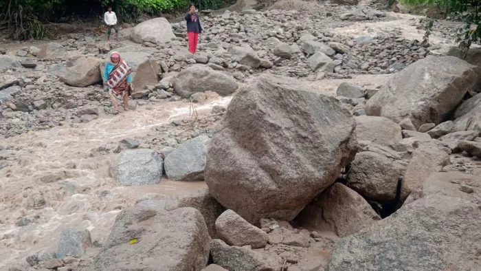 Rain in Uttarakhand : मलबे से साथ घरों के सामने बहकर आए विशाल बोल्डर। जागरण