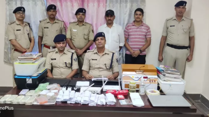 पटना से गिरफ्तार किये गये साइबर ठगों के साथ पुलिस टीम। (जागरण फोटो)
