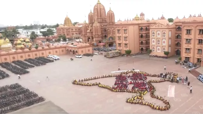सूरत जिले में विद्यालय के छात्रों ने भारत के मानचित्र के आकार में एक मानव श्रृंखला बनाया। (फोटो सोर्स: एएनआई)