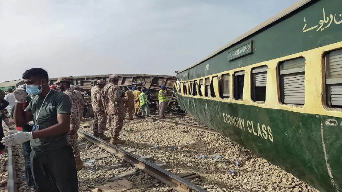 https://www.jagranimages.com/images/newimg/09082023/09_08_2023-pakistan_train_accident_23496351.jpg