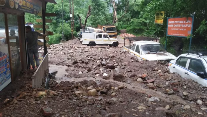 भारी बारिश से तपोवन में तबाही, मलबे में दब गई कई गाड़ियां; राहत कार्य जारी