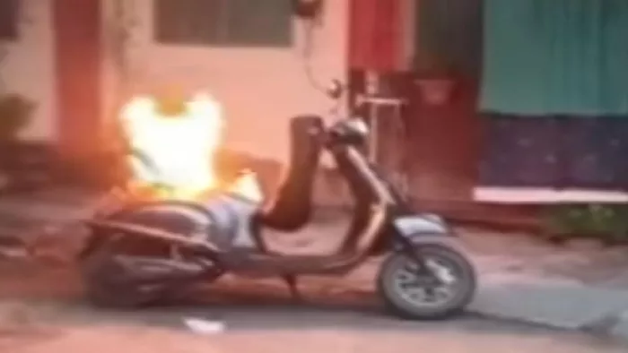 घर के बाहर खड़ा जलता हुआ इलेक्ट्रिक स्कूटर।