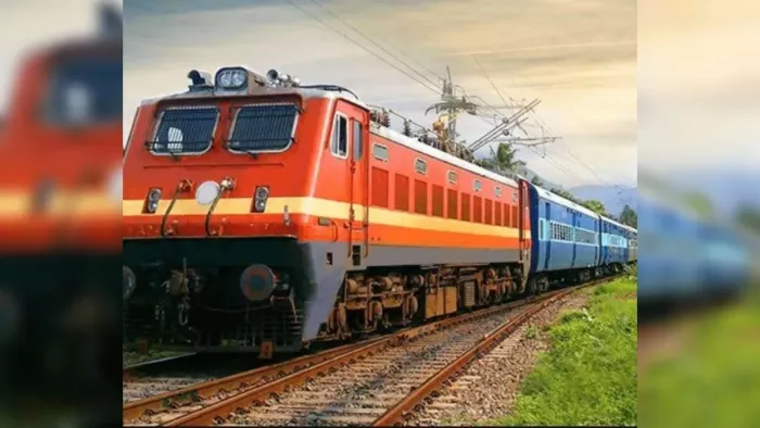 मंगलवार की शाम जल्दबाजी में सैयद सरावां गांव के समीप एक युवक चलती ट्रेन से कूद गया।