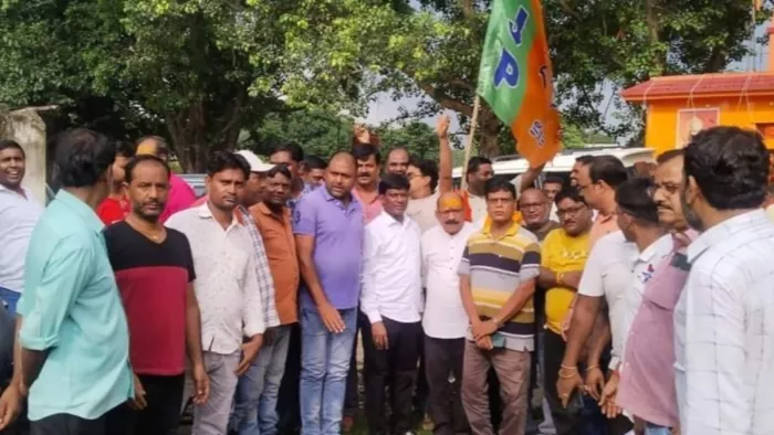 बाघमारा भाजपा कार्यालय में कार्यकर्ताओ के साथ शत्रुधन महतो