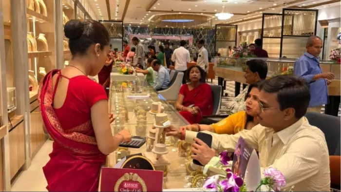 चांदी की कीमत भी 1,400 रुपये बढ़कर 82,500 रुपये प्रति किलोग्राम हो गई।