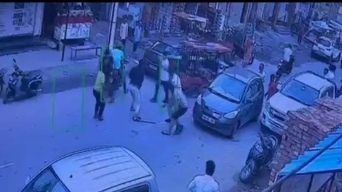 सीसीटीवी कैमरा फुटेज में गांव अजीतपुर निवासी नवीन व उनके भाई पर हमला करते आरोपित युवक। सौजन्य: इंटरनेट मीडिया