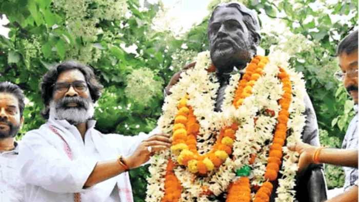 अमर शहीद निर्मल महतो के 37वें शहादत दिवस पर प्रतिमा पर माल्यार्पण कर श्रद्धांजलि अर्पित करते हुए सीएम हेमंत