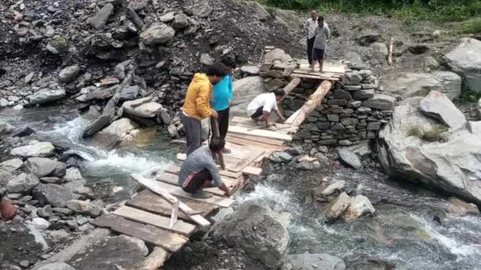 सरकार से मिला निराशा तो ग्रामीणों ने अपने खर्च पर बनाया पुल। (जागरण फोटो)