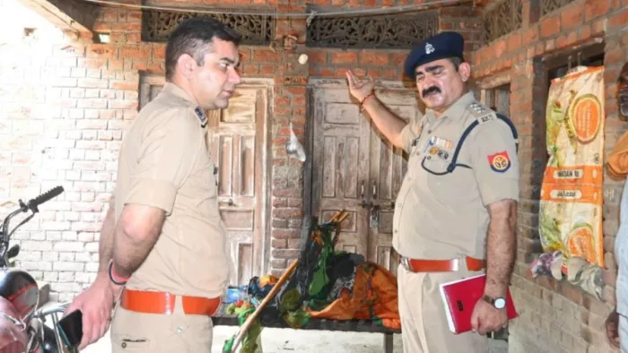 घटनास्थल पर निरीक्षण के दौरान सीओ अजीत चौहान से जानकारी लेते पुलिस अधीक्षक डाक्टर अजय पाल शर्मा (बाएं)। जागरण