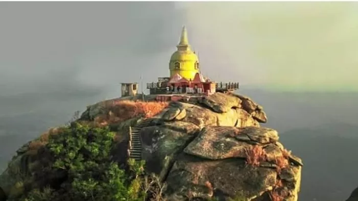 गुरपा पहाड़ के ऊपर चोटी पर 40 फीट ऊंचा बौद्ध स्तूप