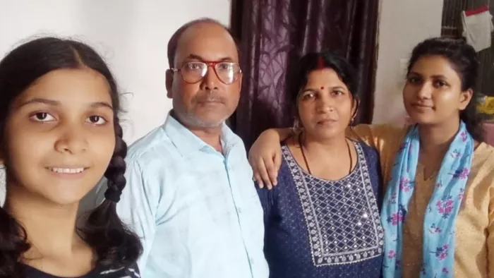 बांग्लादेश से कुशलपुर्वक वापसी के बाद पत्नी व दोनों बेटियों के साथ मनोज कुमार सिंह। स्रोत- स्वतः