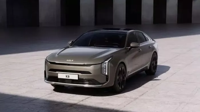 2025 Kia K8 पेट्रोल और हाइब्रिड इंजन के साथ लॉन्च हुई।