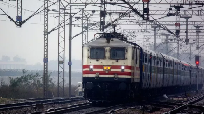 निर्माण कार्यों के चलते डायवर्ट हुई ट्रेनें