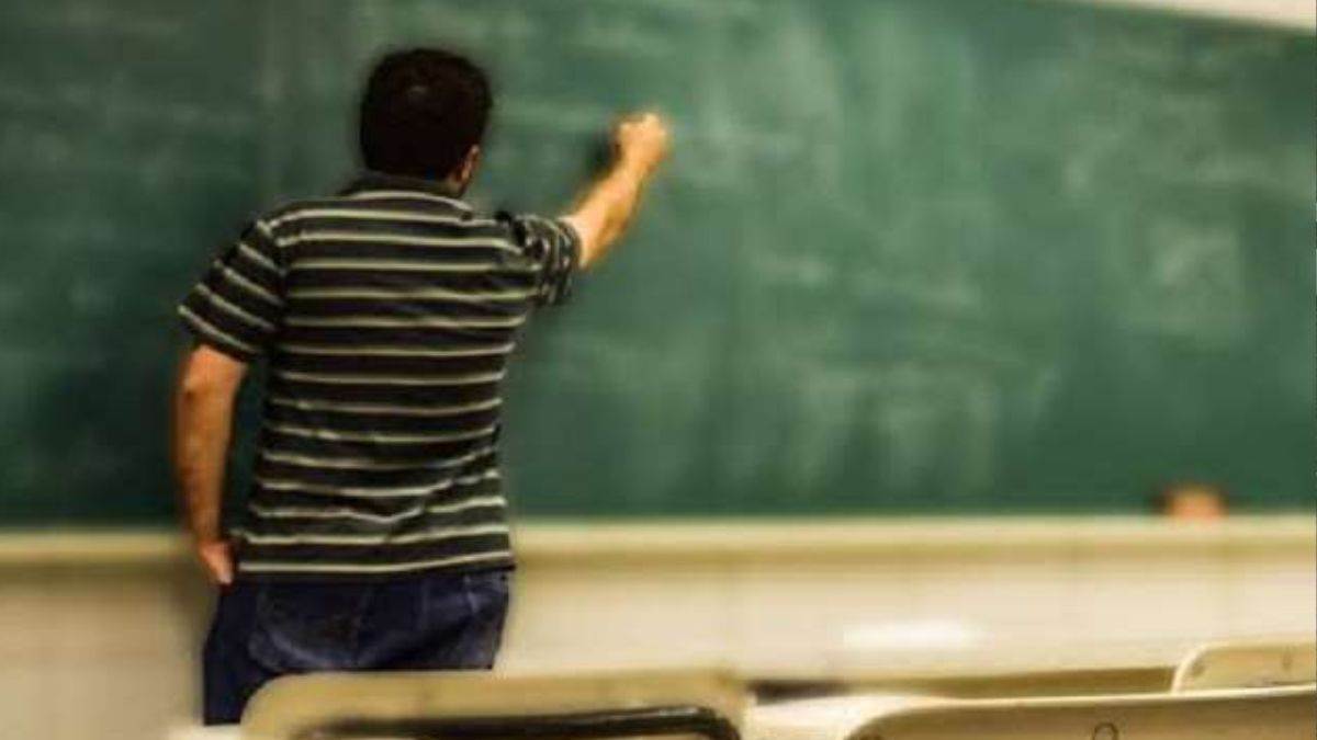 https://www.jagranimages.com/images/newimg/09082024/09_08_2024-teacher_23775361.jpg