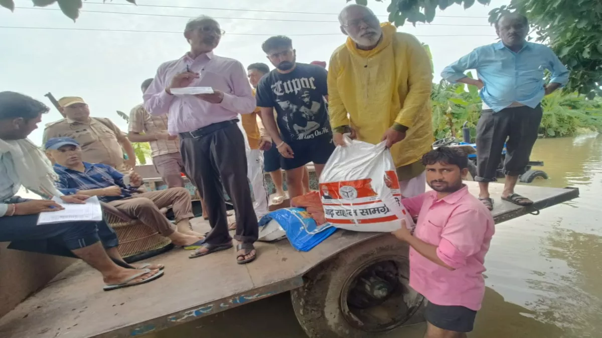 UP Flood: बिजनौर के गांव में बाढ़ में फंसे पांच लोग, SDRF की टीम ने चलाया बचाव अभियान और...
