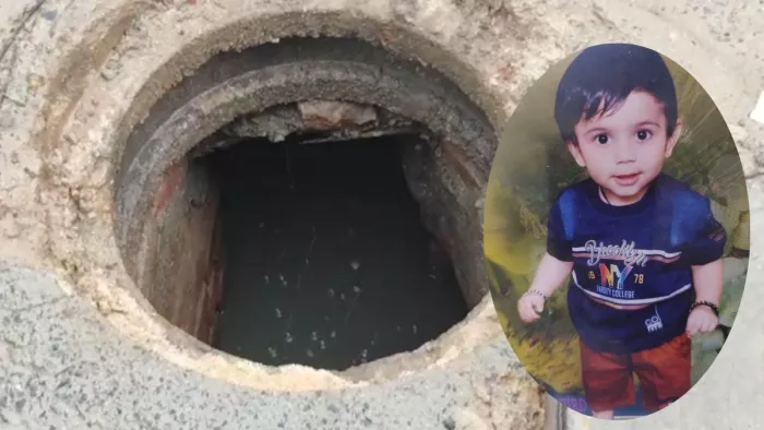 दिल्ली खेड़ा खुर्द में खेलते हुए तीन साल का बच्चा खुले मैनहोल में गिरा।