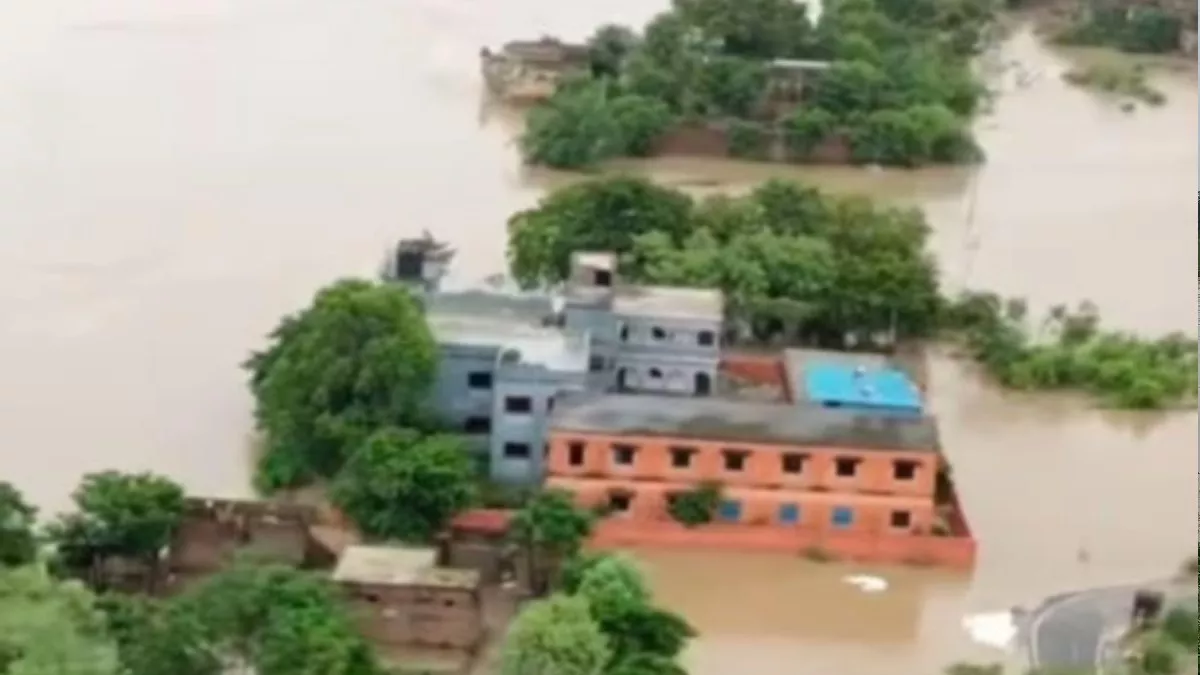 रसाेईं से मसाला, आटा और खाद्य तेल हो गया खत्म, अचार संग रोटी खा रहे बाढ़ पीड़ित