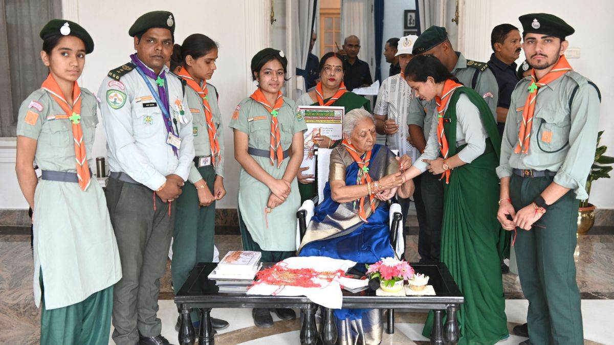 https://www.jagranimages.com/images/newimg/09082025/09_08_2025-governor_tied_rakhee_24008409.jpg