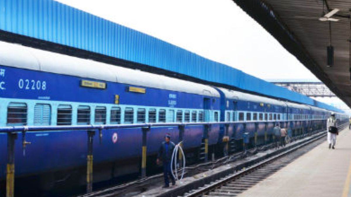 https://www.jagranimages.com/images/newimg/09082025/09_08_2025-loot_in_train_24008159.jpg