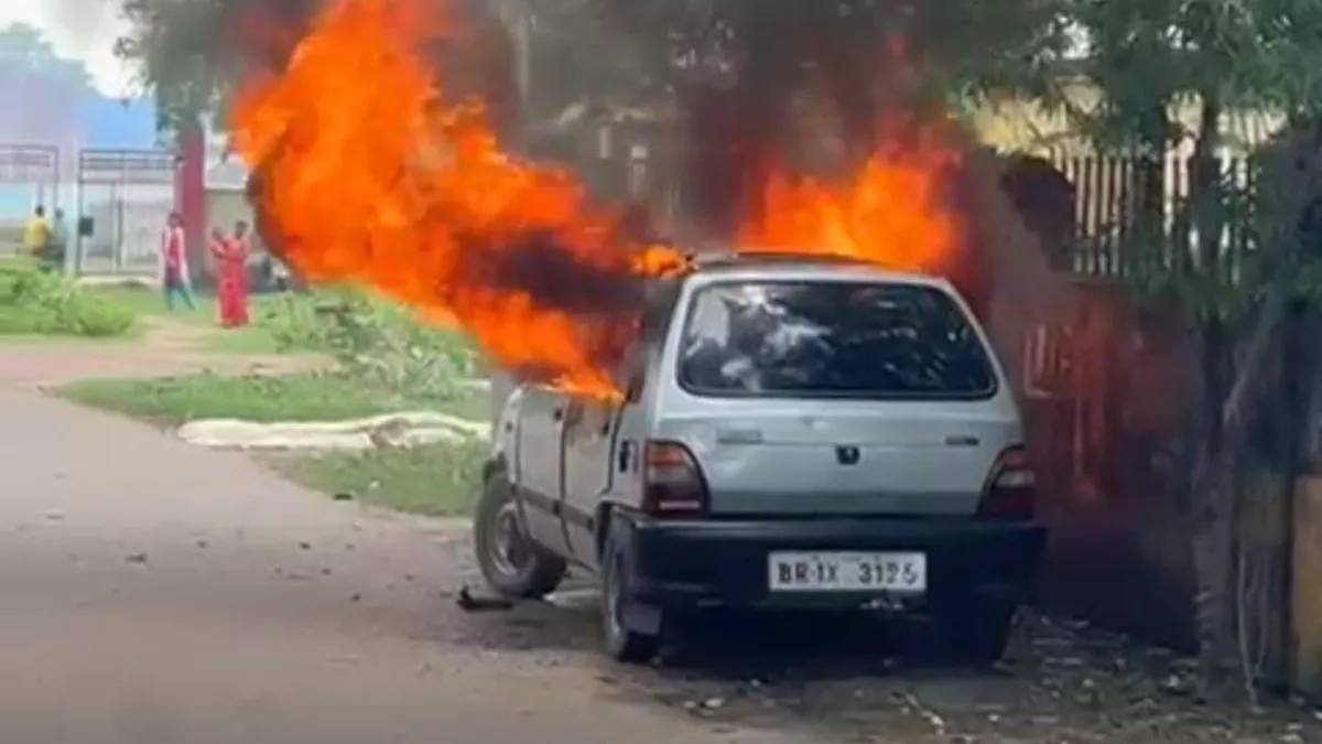 नालंदा में सड़क किनारे खड़ी कार में लगी भीषण आग, धू-धू कर जली गाड़ी
