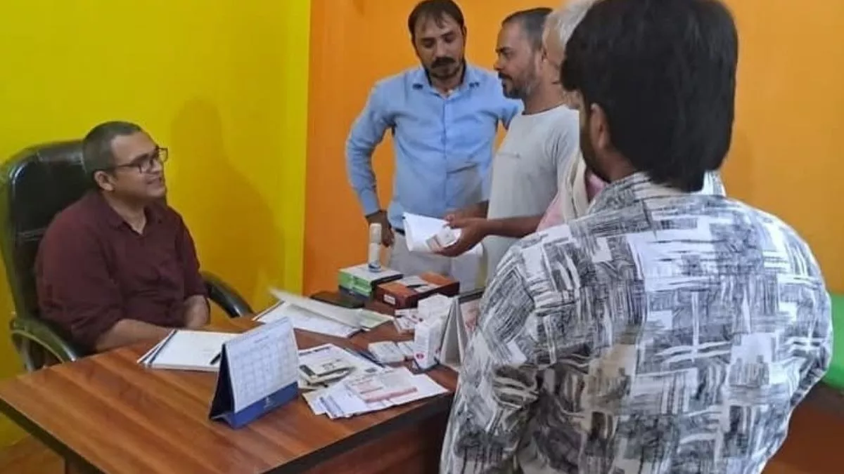 Bihar News: गरीबों के मसीहा हैं डॉ. गौरव मिश्रा, 200 से अधिक लोगों की फ्री में सर्जरी; अब पत्नी भी देती हैं साथ