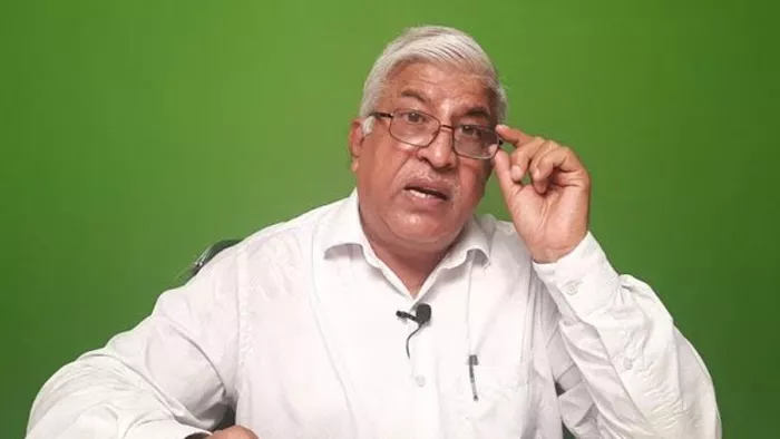 प्रोफेसर अंगराल ने अपने जीवन में लगभग आठ सौ गरीब बच्चों को निशुल्क शिक्षा प्रदान की है।