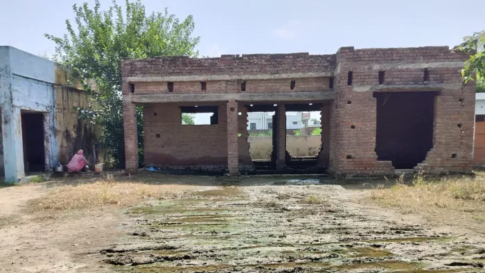 स्कूल में पीने के पानी की भी उचित व्यवस्था नहीं है।