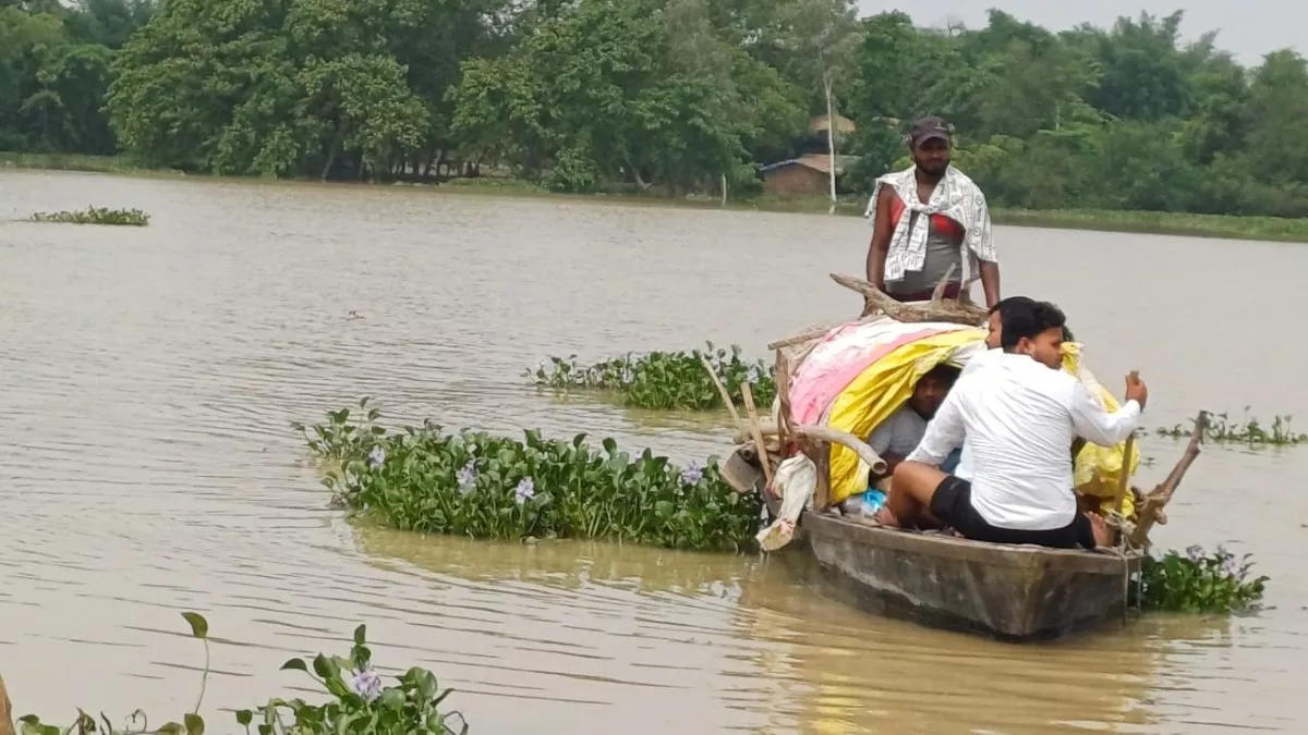 UP Flood: सिद्धार्थनगर का बड़हरा गांव टापू में तब्दील हुआ, रास्ते बंद; ग्रामीणों को मदद का इंतजार