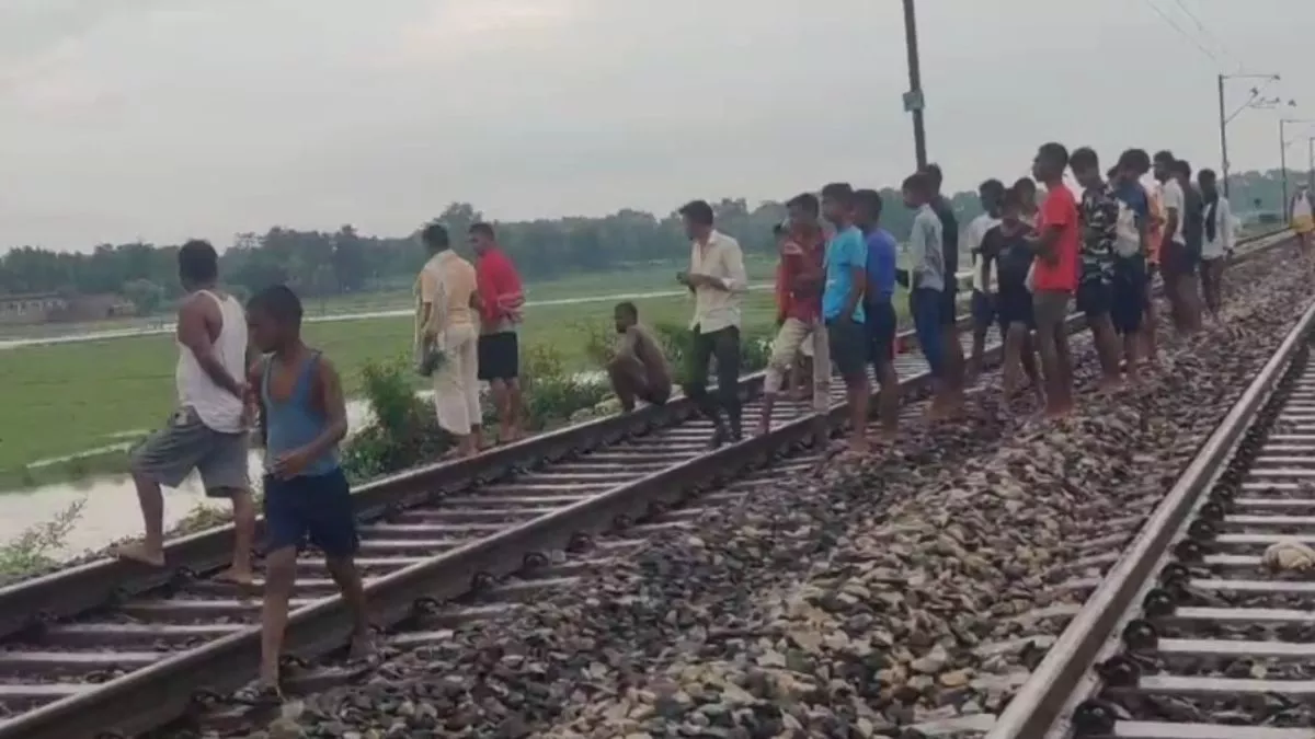 Ara News: पानी से बचने के लिए पटरी पर चढ़ीं, लेकिन तभी ट्रेन आ गई... हो गया बड़ा हादसा