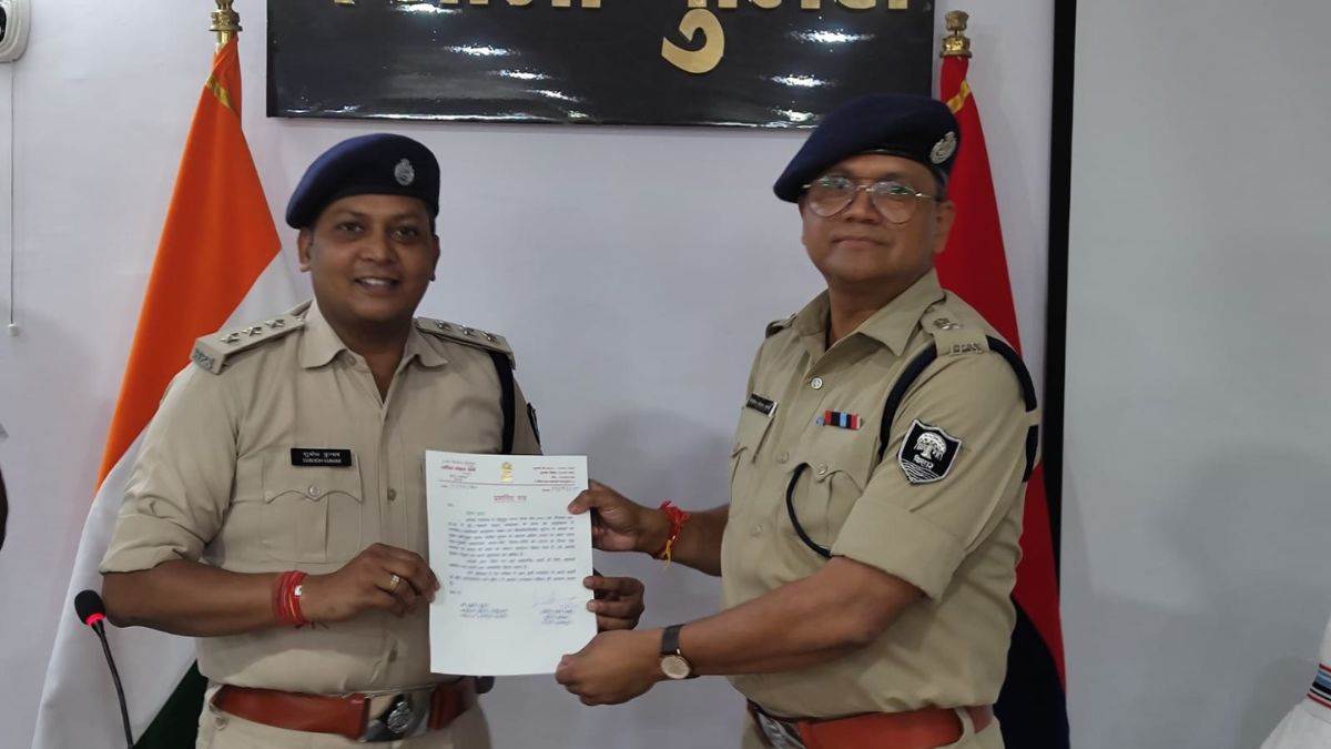 21 police officers including sadar sdpo and cyber police station president were honored in vaishali