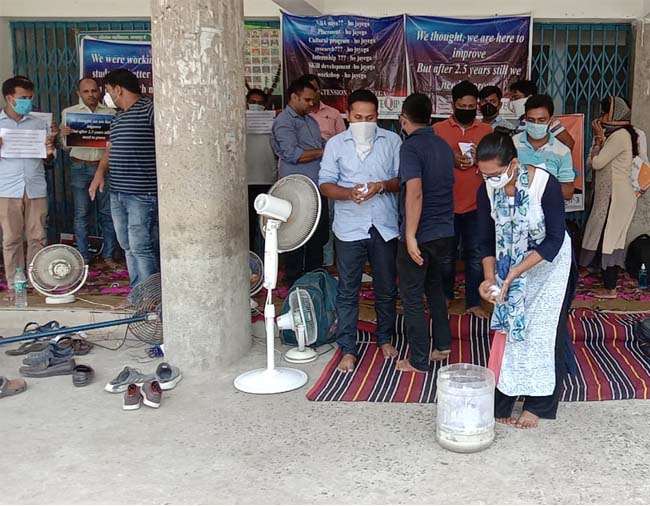 इंजीनियरिंग कॉलेज के असिस्टेंट प्रोफेसरों ने कूड़ेदान में डाली