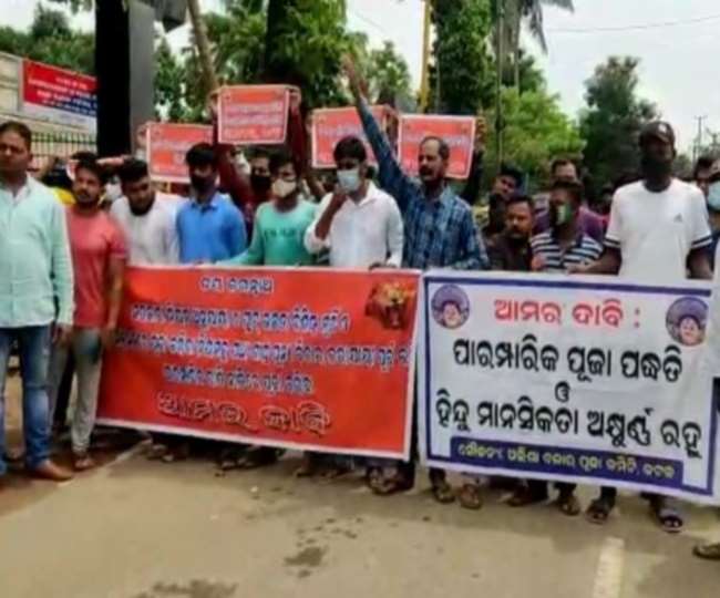 Durga Puja 2021: दुर्गा मां की 4 फीट की मूर्ति और पर्दा डाल कर पूजा ...