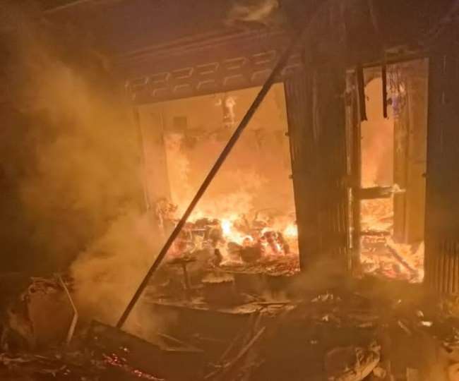 झारखंड के गढ़वा में आभूषण व्यवसायी के दुकान-घर में लगी भीषण आग। जागरण