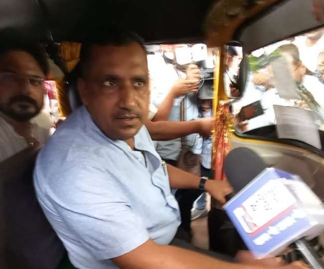 टेंपो चालकों के समर्थन में आटो चलाकर सदन पहुंचें स्वास्थ्य मंत्री बन्ना गुप्ता। जागरण